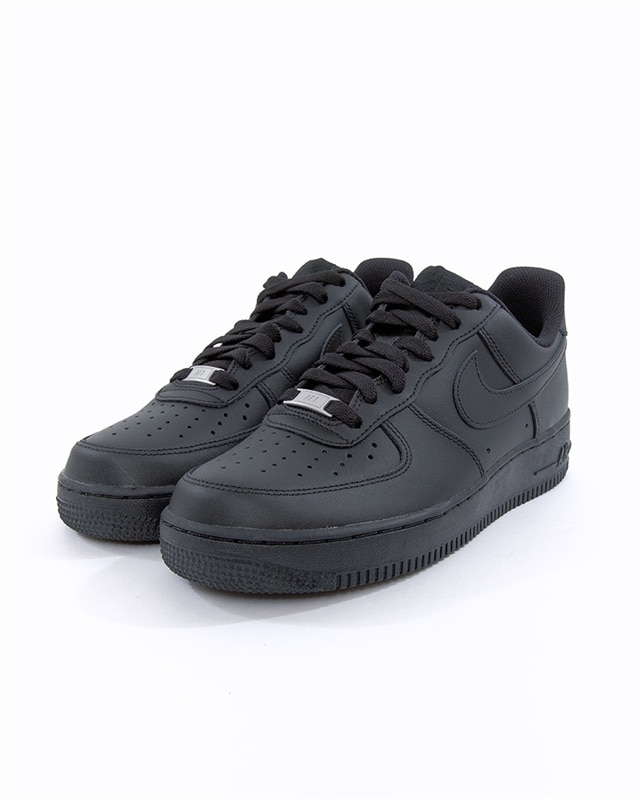 Nike air force 1 svarta on sale dam