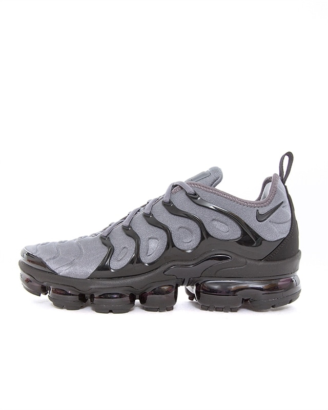 gray vapormax plus