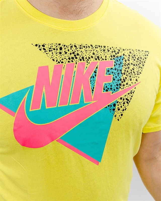 cine Calor Velas Nike M NSW Gfx Logo Tri Tee 90s - AQ4190-740 - Yellow - Footish: If you're  into sneakers