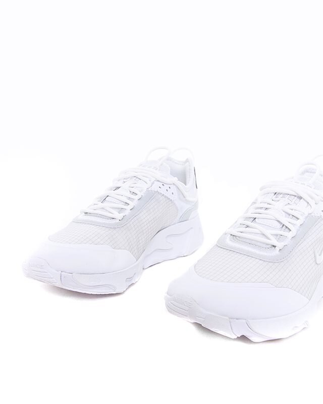 nike live react trainers