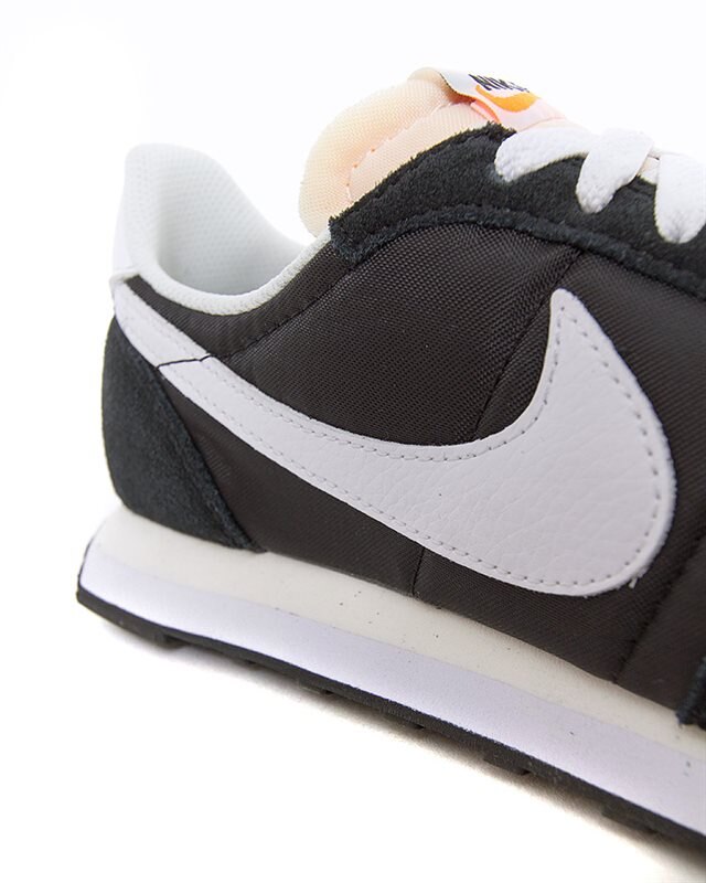 nike waffle trainer 2 black and white