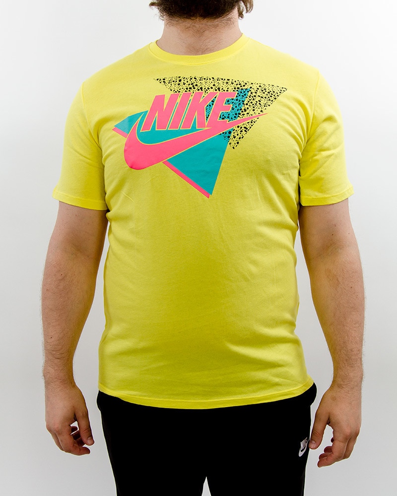cine Calor Velas Nike M NSW Gfx Logo Tri Tee 90s - AQ4190-740 - Yellow - Footish: If you're  into sneakers